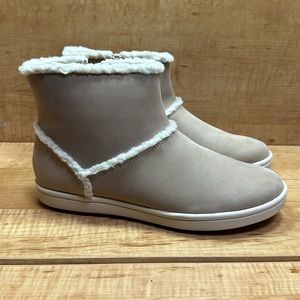 Clarks Cloudsteppers women’s faux fur flat winter snow boots size 8.5 NWOB